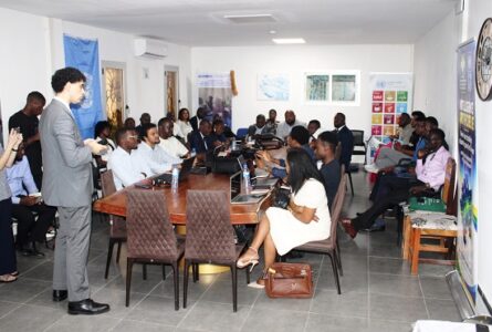 L’Analyste Hub AI au PNUD, Mohamed Kais Dhaoui, échangeant avec les innovateurs et promoteurs de startups gabonais. © GabonReview