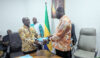 Georges François Waza recevant les dossiers des mains du secrétaire général adjoint du gouvernement, Christian Emane Nna, le 16 octobre 2026.  © D.R.