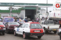 La récente pénurie à Libreville a relancé le débat sur l’approvisionnement, mais aussi sur le coût des prix stabilisés. L’État envisage d’alléger sa contribution, sans annoncer de hausse à la pompe. © GabonReview