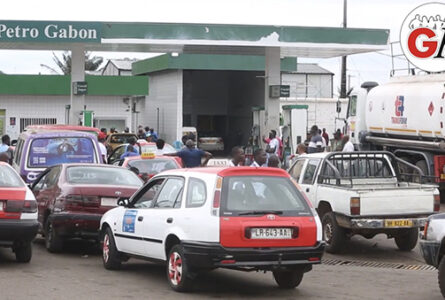 La récente pénurie à Libreville a relancé le débat sur l’approvisionnement, mais aussi sur le coût des prix stabilisés. L’État envisage d’alléger sa contribution, sans annoncer de hausse à la pompe. © GabonReview