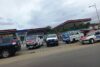 Des files de véhicules espérant un peu de carburant à la station PetroGabon près de la Cité de la démocratie, le 2 octobre 2026. © GabonReview