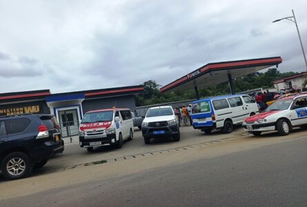Des files de véhicules espérant un peu de carburant à la station PetroGabon près de la Cité de la démocratie, le 2 octobre 2026. © GabonReview