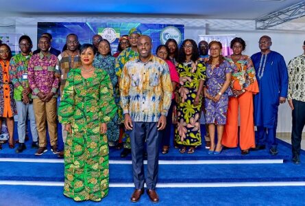 Les ministres du Commerce, des PME-PMI, Zenaba Gninga Chaning, et de l’Économie numérique, Mark-Alexandre Doumba, posant avec les équipes de l’ANINF, le 2 octobre 2026, à Libreville. © D.R.