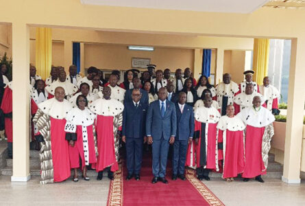 Le président du Conseil supérieur de la Magistrature, Brice Clotaire Oligui Nguema, président de la République, les autres officiels posant avec les responsables des Cours et Tribunaux du Gabon. © GabonReview