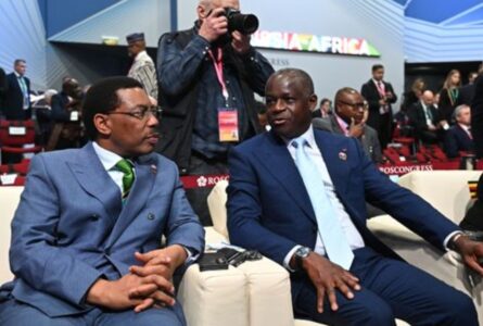 Hermann Immongault et le Premier ministre tanzanien, Mwigulu Nchemba, le 28 octobre 2026, à Moscou. © RIA Novosti