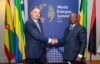 Le ministre gabonais du Pétrole, Clotaire Kondja (à droite), serre la main du directeur général de TGS, Kristian Johansen (à gauche), après la signature de l'accord sur les données. © Frontier Energy Network