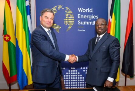 Le ministre gabonais du Pétrole, Clotaire Kondja (à droite), serre la main du directeur général de TGS, Kristian Johansen (à gauche), après la signature de l'accord sur les données. © Frontier Energy Network