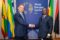 Le ministre gabonais du Pétrole, Clotaire Kondja (à droite), serre la main du directeur général de TGS, Kristian Johansen (à gauche), après la signature de l'accord sur les données. © Frontier Energy Network