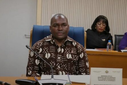 Le ministre d’État, ministre des Transports, Ulrich Manfoumbi Manfoumbi, face aux députés, le 23 octobre 2026. © D.R.
