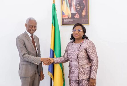 ‎Le maire de Libreville, Eugène M’ba, et la présidente du Sénat, Huguette Nyana Ekoume épouse Awori Onanga, lors de la rencontre. © D.R.
