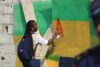 Une agente de la mairie marquant un mur, en juin 2026. © Com. Mairie de Libreville
