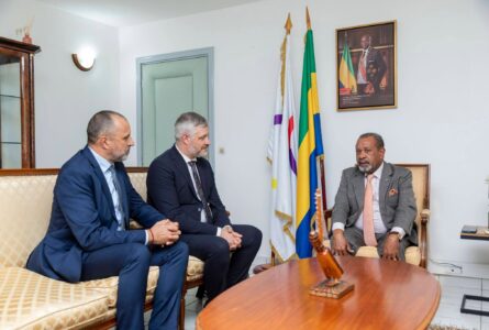 Le président du CESEC et les responsables d'Ambio Life Science, le 27 octobre 2026, à Libreville. © Com. CESEC