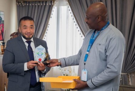Le patron de l'ANAC-Gabon, le général de division Éric Tristan Franck Moussavou, et Michael Lee, directeur régional de la sécurité, le 16 octobre à Libreville. © ANAC-Gabon