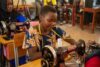De la rue à l'apprentissage d'un métier : Perenco soutient un programme de réinsertion des adolescentes vulnérables au Gabon et au Congo.  © Unicef.org