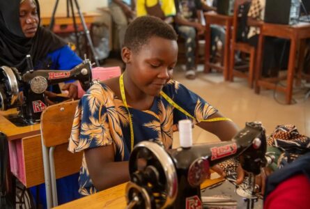 De la rue à l'apprentissage d'un métier : Perenco soutient un programme de réinsertion des adolescentes vulnérables au Gabon et au Congo.  © Unicef.org