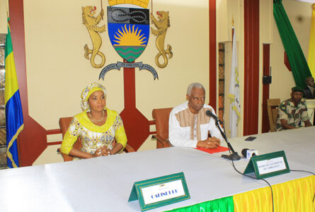 Eugène M’ba, maire de la capitale, et le Conseiller spécial du président de la République, Nora Kassa, lors de la présentation de l’E-Tax municipal. © GabonReview