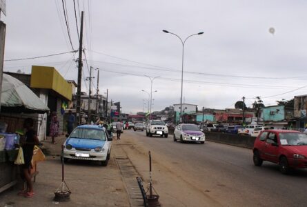 Certaines des maisons et commerces se trouvant sur le domaine communal devront être détruites. © GabonReview