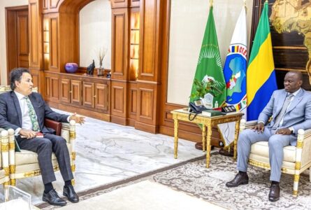 Miguel Griesbach de Pereira Franco, l'ambassadeur du Brésil au Gabon, et le président Oligui-Nguema, en octobre 2025, à Libreville (photo d'archives). © Communication présidentielle