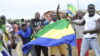 Des habitants brandissent un drapeau national après le coup d'État, à Libreville le 30 août 2023. © AFP