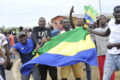 Des habitants brandissent un drapeau national après le coup d'État, à Libreville le 30 août 2023. © AFP