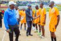 Le Général de Corps d’Armée Yves Barassouaga, Commandant en chef de la Gendarmerie nationale, saluant les footballeurs, lors du lancement du championnat. © D.R.