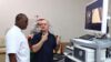 Un technicien et un médecin en pleine démonstration médicale avec un endoscope à l'hôpital militaire du PK9. © Com. présidentielle