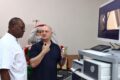Un technicien et un médecin en pleine démonstration médicale avec un endoscope à l'hôpital militaire du PK9. © Com. présidentielle