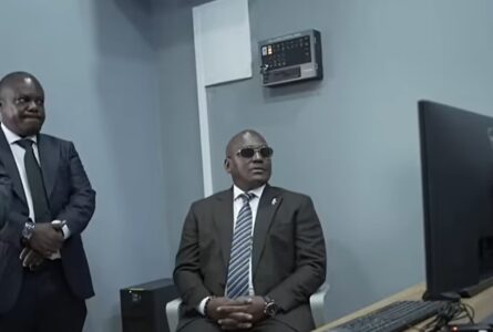 Le ministre d’État chargé des Transports, Ulrich Manfoumbi Manfoumbi, le 12 octobre 2026, derrière des écrans de contôle. © D.R.