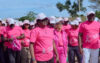 Les hommes et femmes de médias en pleine marche. © D.R.