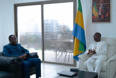 Mays Mouissi (à droite) et Yvon Sana Bangui, le 30 octobe 2026, à Libreville. © Com. ministère
