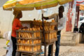 Un vendeur de pain dans les rues de Libreville. © GabonReview