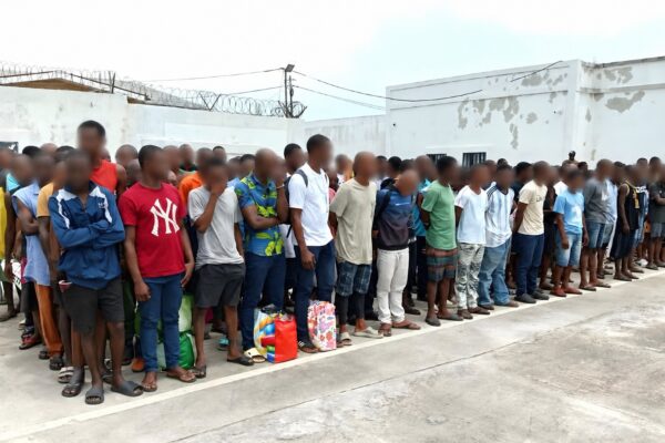 Prison centrale de Libreville : une fouille révèle un arsenal d’armes blanches et de la drogue