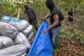 Des agents découvrant les ballots de cannabis. © GabonReview