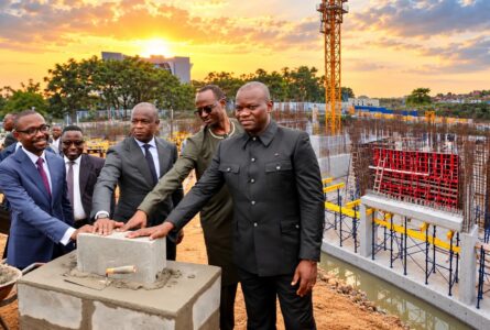 Sur la même photo, mais dans un autre projet : le président et le secrétaire général de l'UDB, le VPG et l'adjudicataire du marché, et en arrière-plan, le siège en construction. © Photomontage (IA)/GabonReview