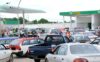 Des véhicules en attente de carburant dans une station-service à Libreville, en octobre 2026. ©  L'Union