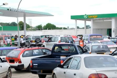 Des véhicules en attente de carburant dans une station-service à Libreville, en octobre 2026. ©  L'Union