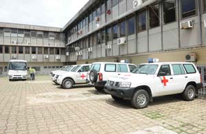 le ministre de la Santé a offert 9 ambulances, à raison d’une par province, du matériel informatique et un bus de transport pour le personnel du ministère - © Jordan/gabonreview.com