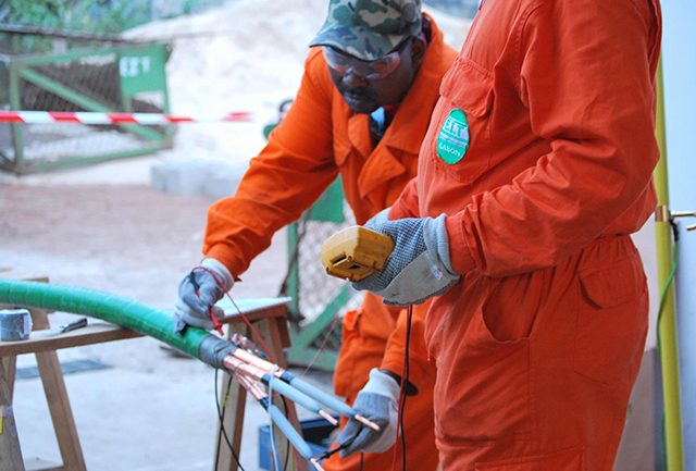 Techniciens sur des travaux de raccord électrique. © groupe-eit.com