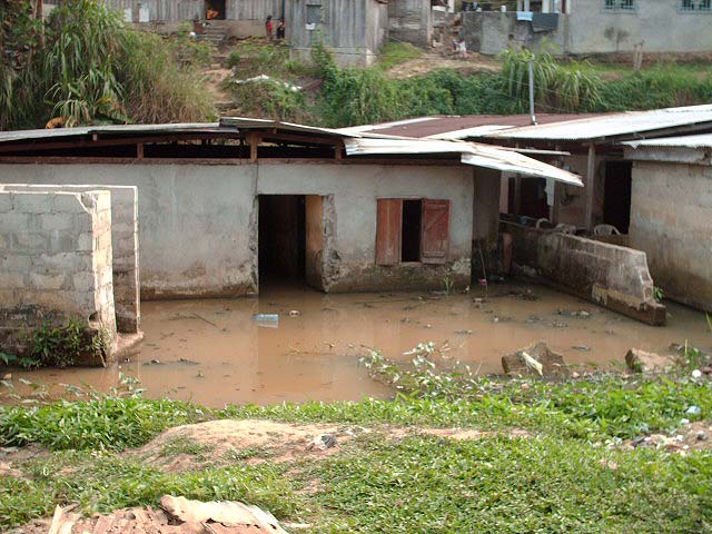 Les innondations réccurentes dans certains quartiers de Libreville nécessitent un réaménagement et des déguerpissements - Static/gabonreview.com