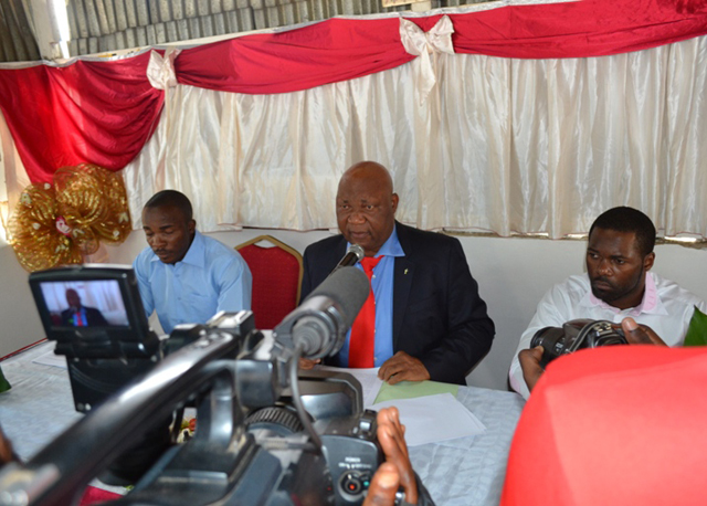 Ernest Tomo, alias Dr Zorobabel, le 21 août 2014 lors de sa conférence de presse. © Gabonreview