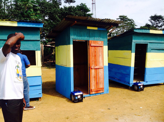 Les trois mini salons de coiffure «hi-tech» d’Eboro. © Facebook/Vivien Amos Makaga Pea