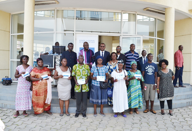 Photo de famille avec les premiers récipiendaires. © Gabonreview