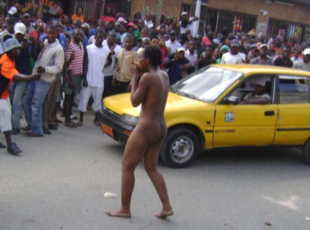 Femme nue folie Cameroun Gabon