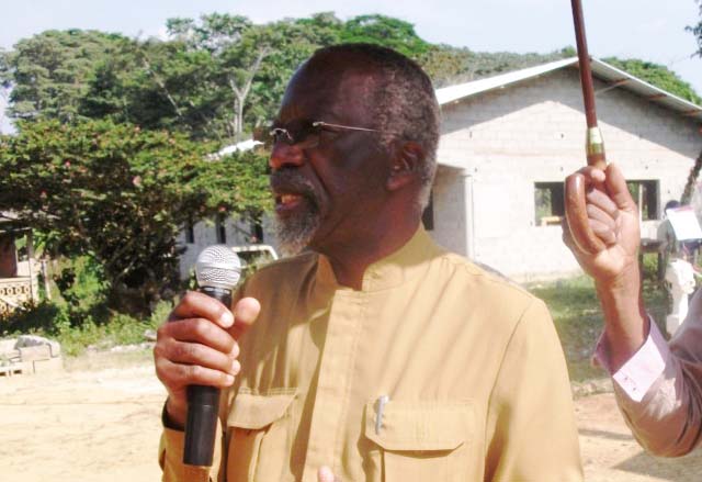 Gabonreview.com - Le Pr Pierre André Kombila Koumba, président du Rassemblement national des bucherons (RNB) - Jean Pierre Rougou