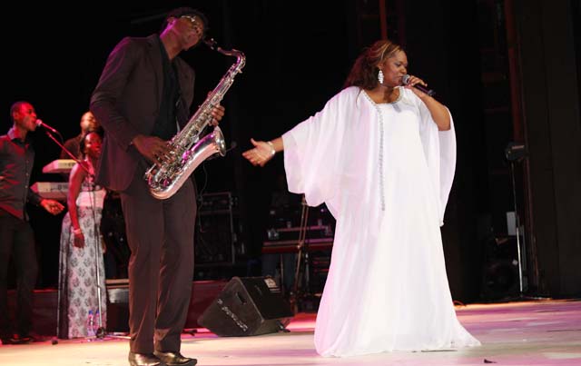 Aussi généreuse que ses formes, la chanteuse Nadège Mbadou s'est donnée entièrement à son public Librevillois, le samedi 1er décembre au Palais des spectacles de la cité de la Démocratie - © Gabonreview.com