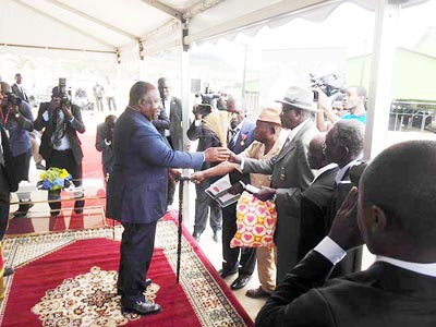 Remise au chef de l’Etat, par les notables de la zone, d’attributs traditionnels du pouvoir. © Gabonreview