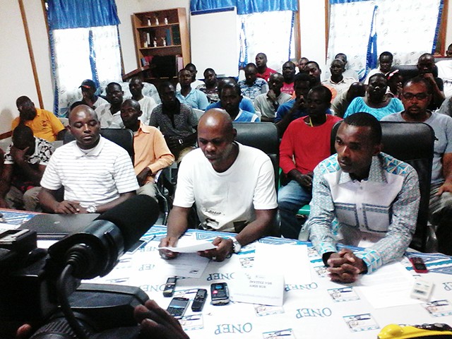 Le SG de l'Onep lisant la déclaration du syndicat. © Gabonreview/Louis Mbourou