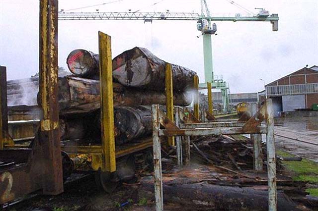 Jusqu'en 2010, date à laquelle le Gabon en a interdit l'exportation, les grumes d'okoumé arrivaient directement par bateau jusque dans les usines françaises - © D.R.