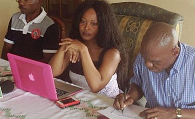 Paulette Oyane Ondo (au centre), l’avocat de la famille, avec quelques membres de celle-ci. © facebook/djabioh