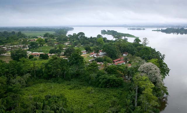 Ali Bongo Ondimba sillonne le sud du Gabon